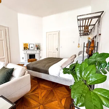 3br Luxury Center Near Train Station *