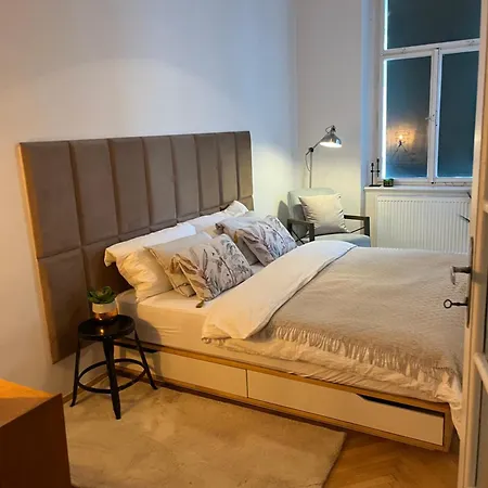3br Luxury Center Near Train Station *
