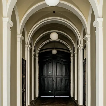 3br Luxury Center Near Train Station *