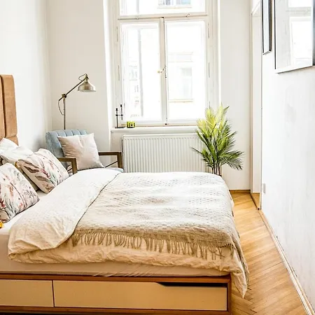 3br Luxury Center Near Train Station شقة *