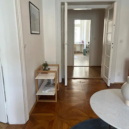 3br Luxury Center Near Train Station شقة