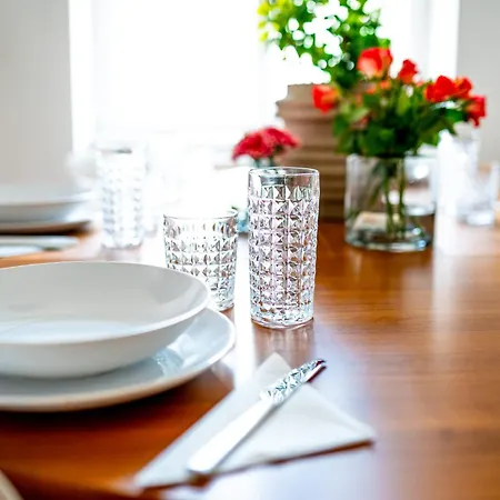 3br Luxury Center Near Train Station