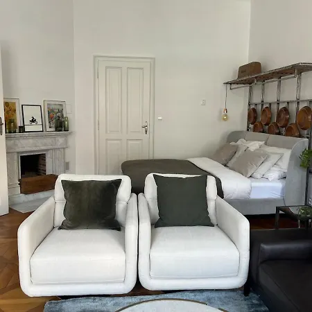 شقة 3br Luxury Center Near Train Station