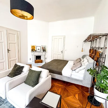 3br Luxury Center Near Train Station شقة