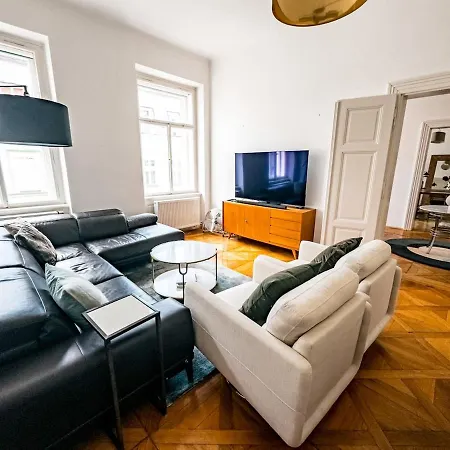 3br Luxury Center Near Train Station דירה