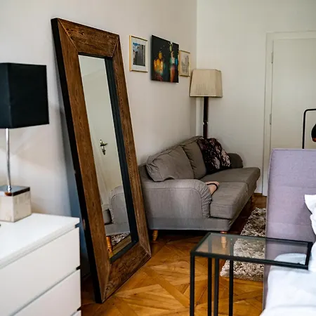 3br Luxury Center Near Train Station شقة