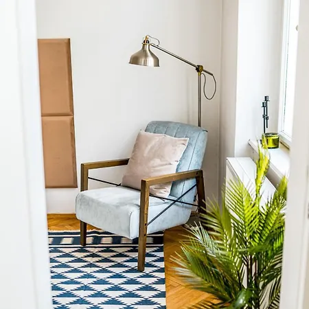 3br Luxury Center Near Train Station *