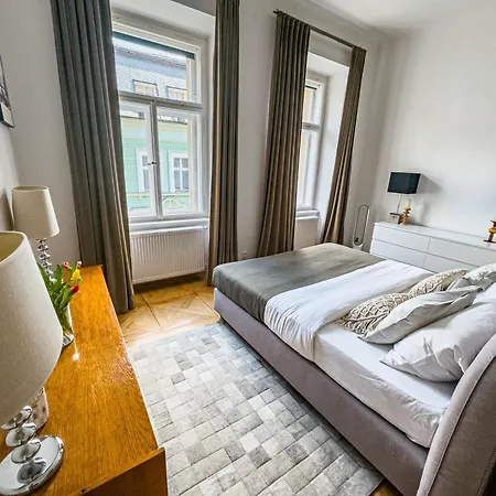 3br Luxury Center Near Train Station פראג