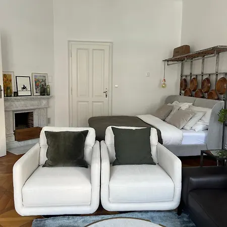 3br Luxury Center Near Train Station