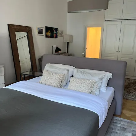 3br Luxury Center Near Train Station براغ