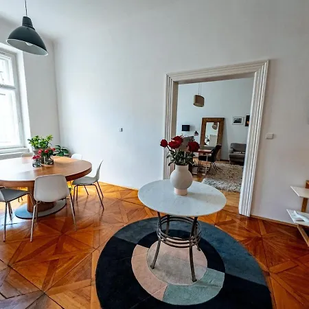 3br Luxury Center Near Train Station פראג