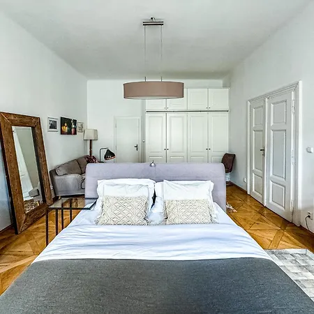3br Luxury Center Near Train Station פראג