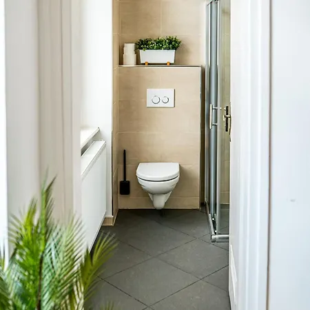 شقة 3br Luxury Center Near Train Station