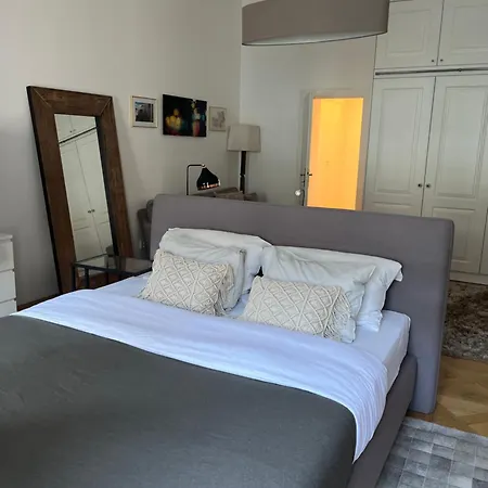 3br Luxury Center Near Train Station *