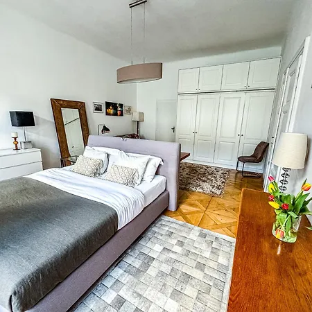 3br Luxury Center Near Train Station شقة